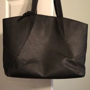 Black Lululemon tote bag